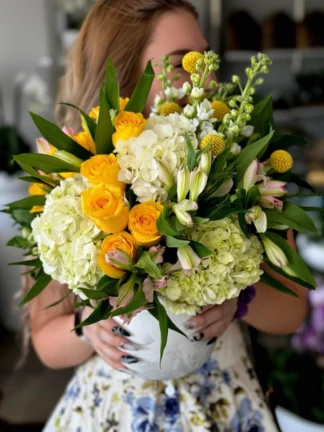Yellow__White_flower_arrangement